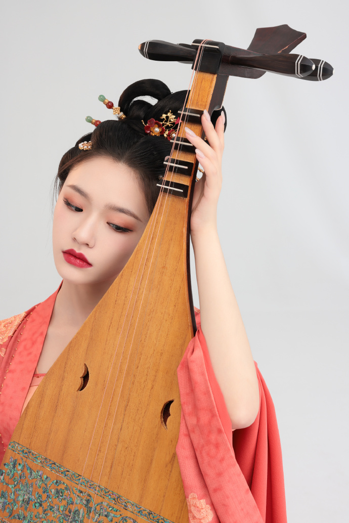 林允《梦华录》造型公开 低头抚琴娴静柔美  第2张
