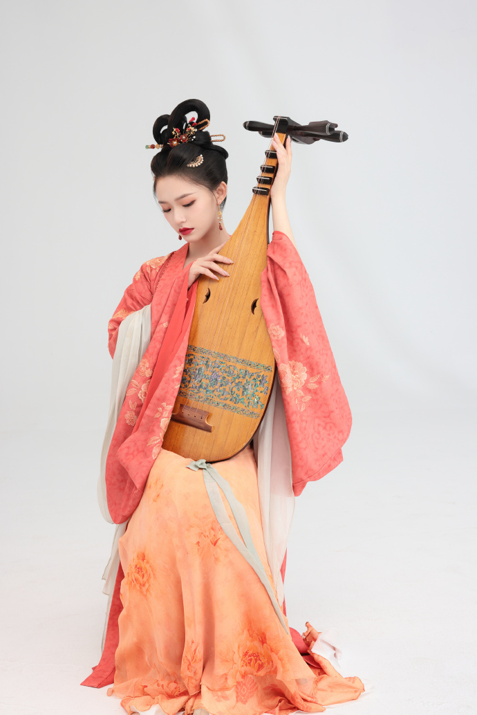林允《梦华录》造型公开 低头抚琴娴静柔美  第3张