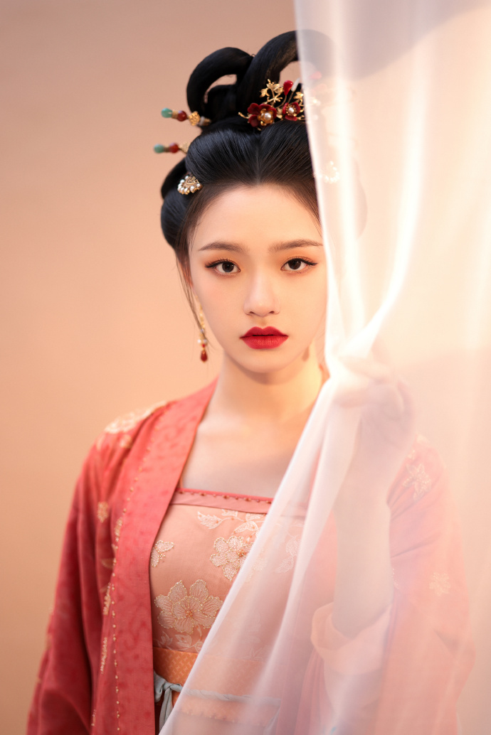 林允《梦华录》造型公开 低头抚琴娴静柔美  第5张
