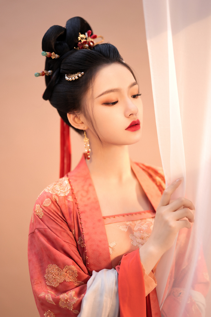 林允《梦华录》造型公开 低头抚琴娴静柔美  第6张