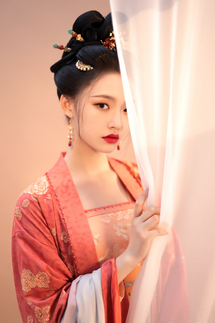 林允《梦华录》造型公开 低头抚琴娴静柔美  第7张