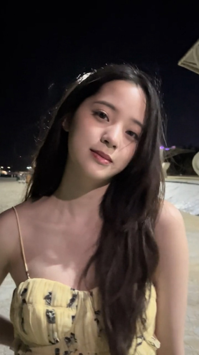 欧阳娜娜穿吊带裙海边拍照 明眸皓齿笑容甜  第9张