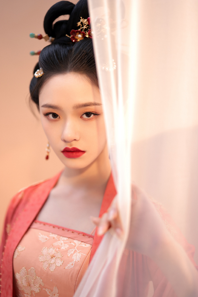 林允《梦华录》造型公开 低头抚琴娴静柔美  第8张