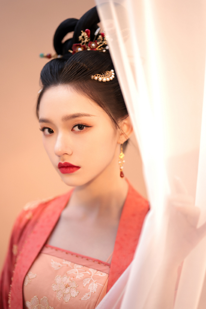 林允《梦华录》造型公开 低头抚琴娴静柔美  第9张