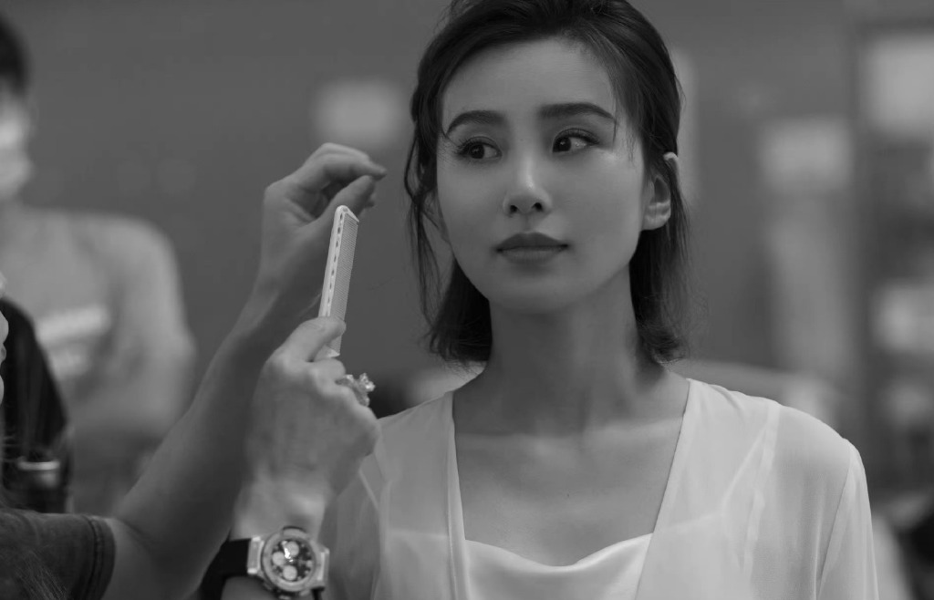 刘诗诗黑白色系花絮照释出 颜值抗打气质好  第3张