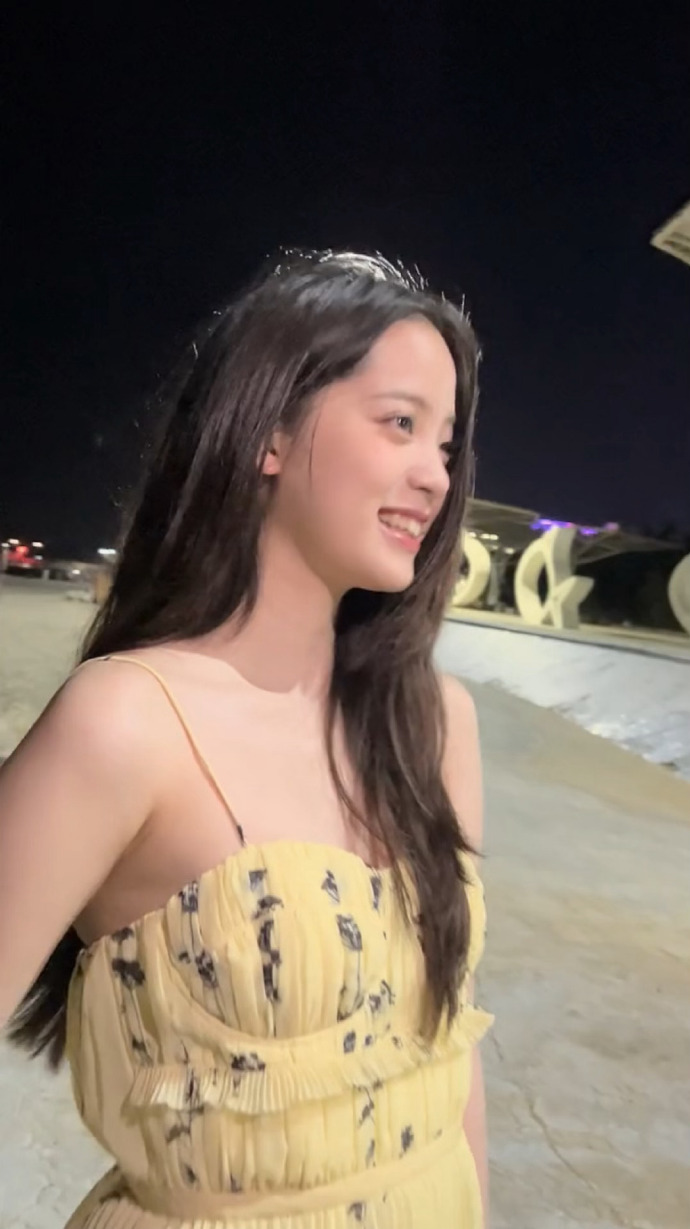 欧阳娜娜穿吊带裙海边拍照 明眸皓齿笑容甜  第10张