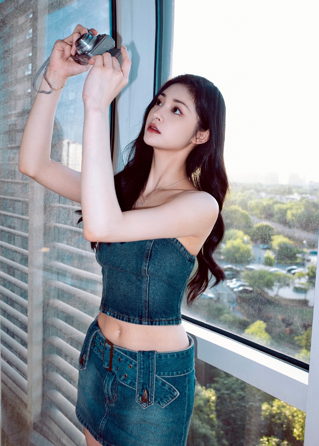 辣妹！周洁琼穿牛仔抹胸配短裙 秀香肩长腿  第2张