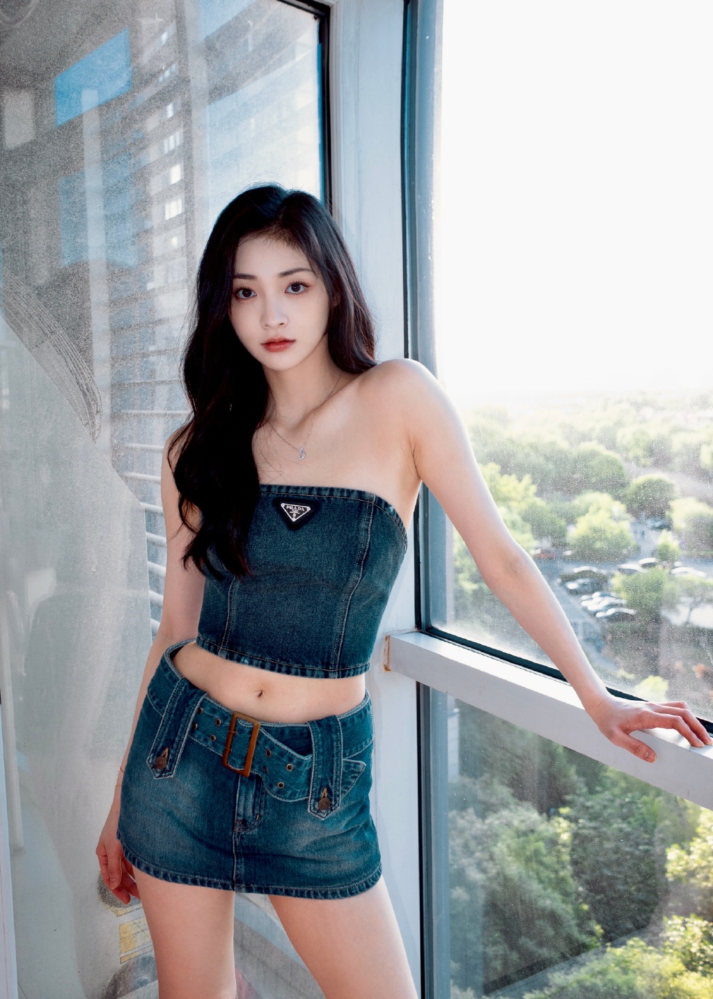 辣妹！周洁琼穿牛仔抹胸配短裙 秀香肩长腿  第2张