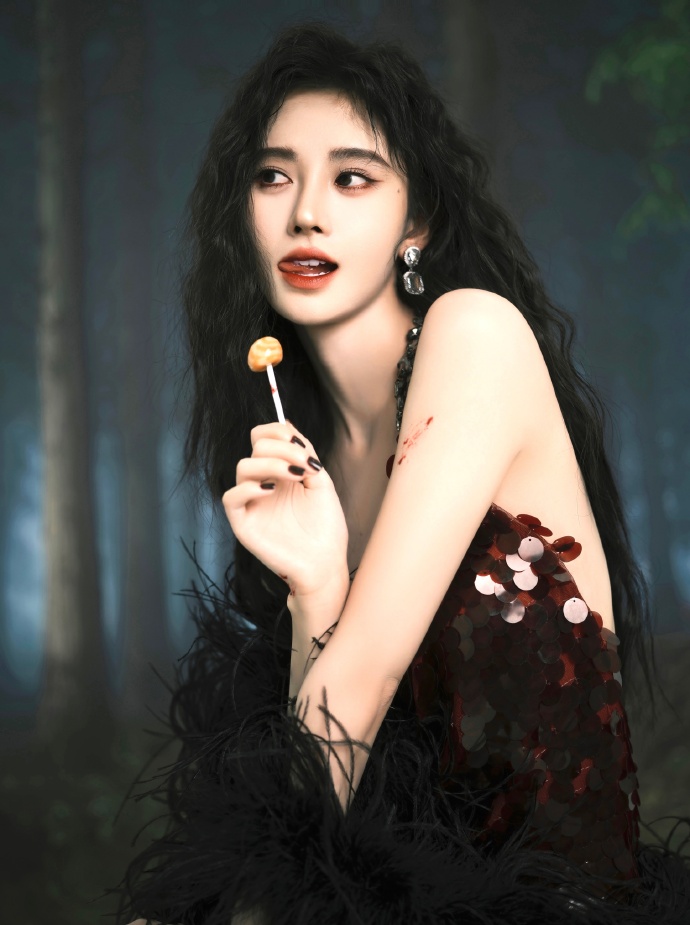鞠婧祎穿露背裙拍写真 叼棒棒糖眼神撩人  第2张