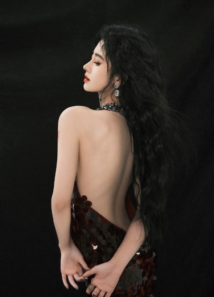 鞠婧祎穿露背裙拍写真 叼棒棒糖眼神撩人  第2张