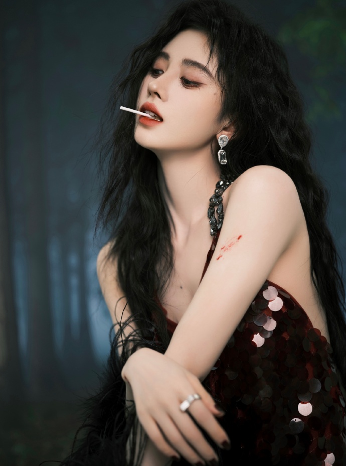 鞠婧祎穿露背裙拍写真 叼棒棒糖眼神撩人  第12张
