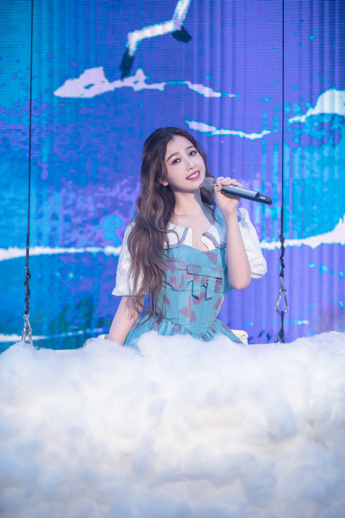 虞书欣节目中cos美人鱼 秀发飘逸甜辣满分  第3张