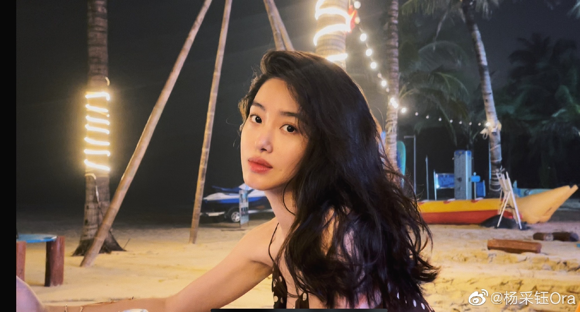 杨采钰海边度假好悠然 一袭吊带裙有氛围感  第2张