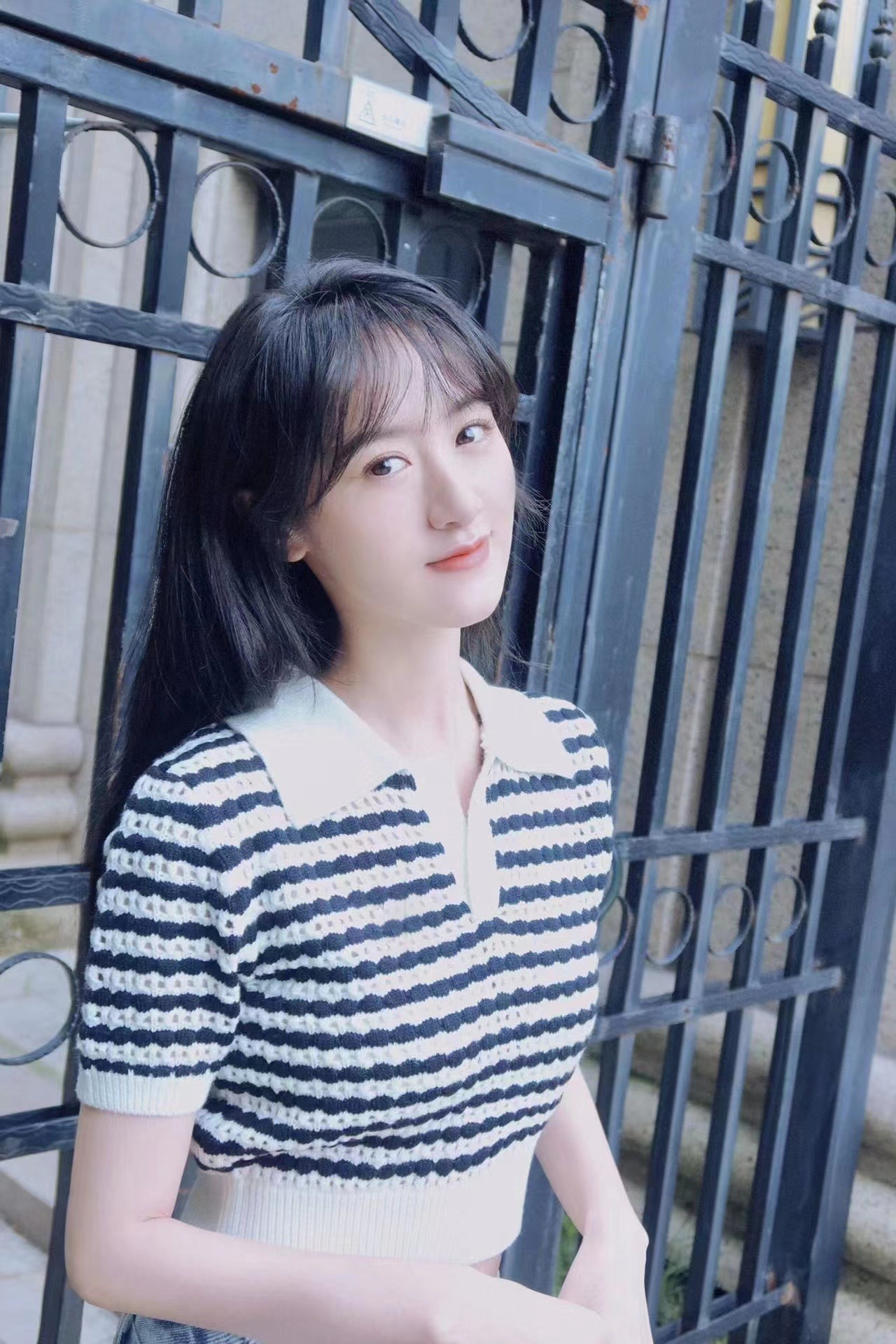袁冰妍夏日生活照释出 对镜甜笑娇美可人  第3张