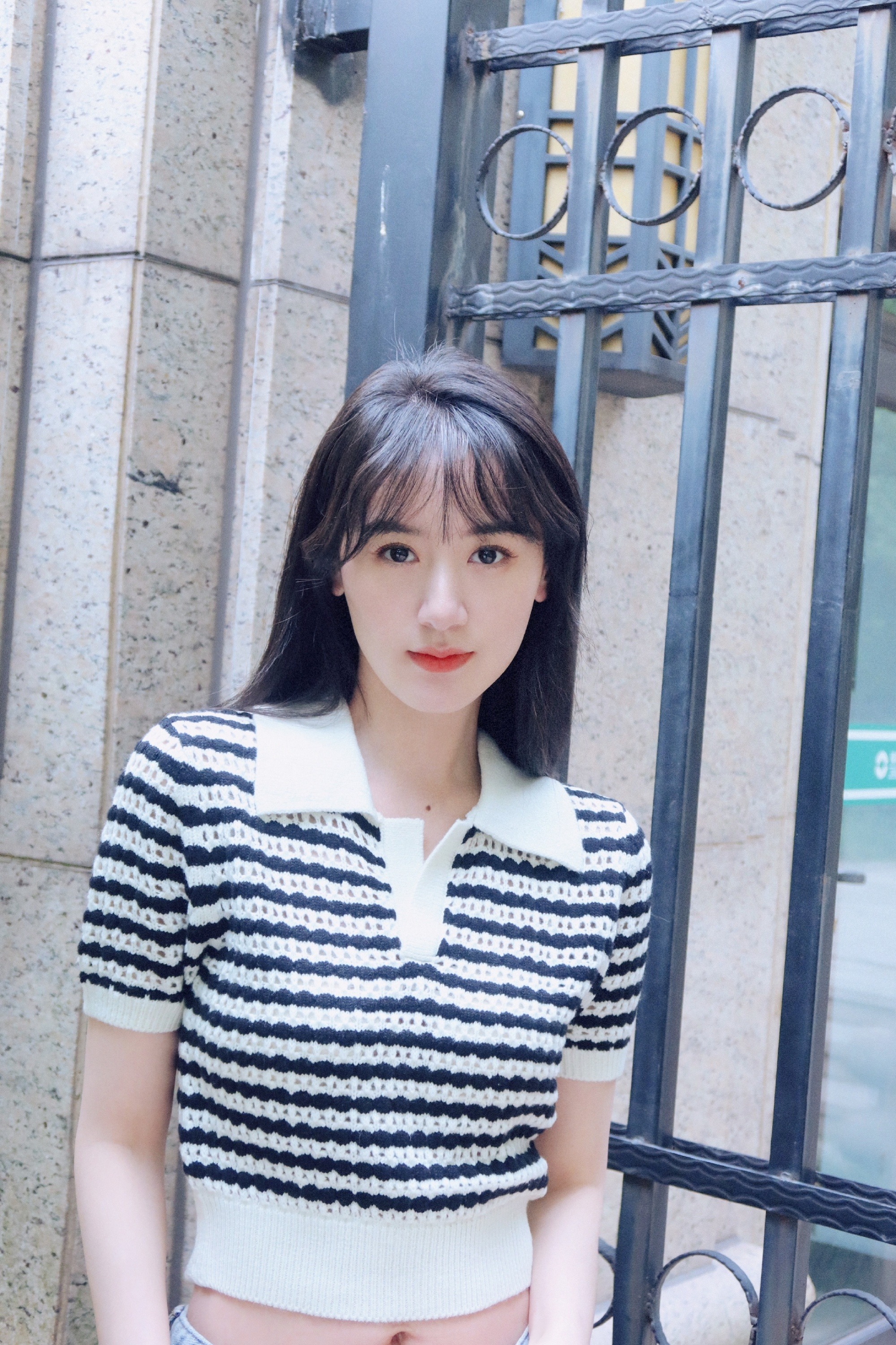 袁冰妍夏日生活照释出 对镜甜笑娇美可人  第4张