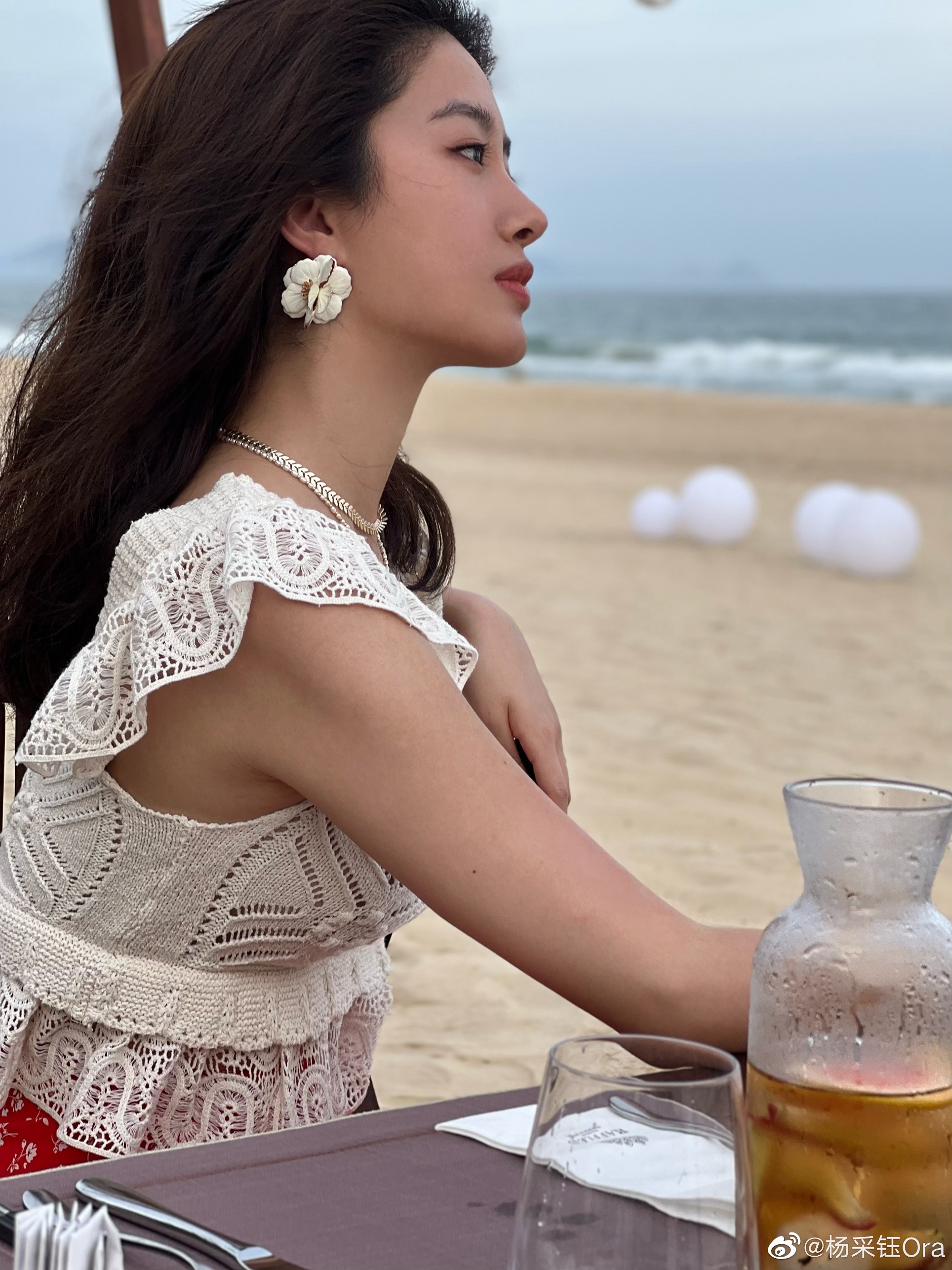 杨采钰海边度假好悠然 一袭吊带裙有氛围感  第2张
