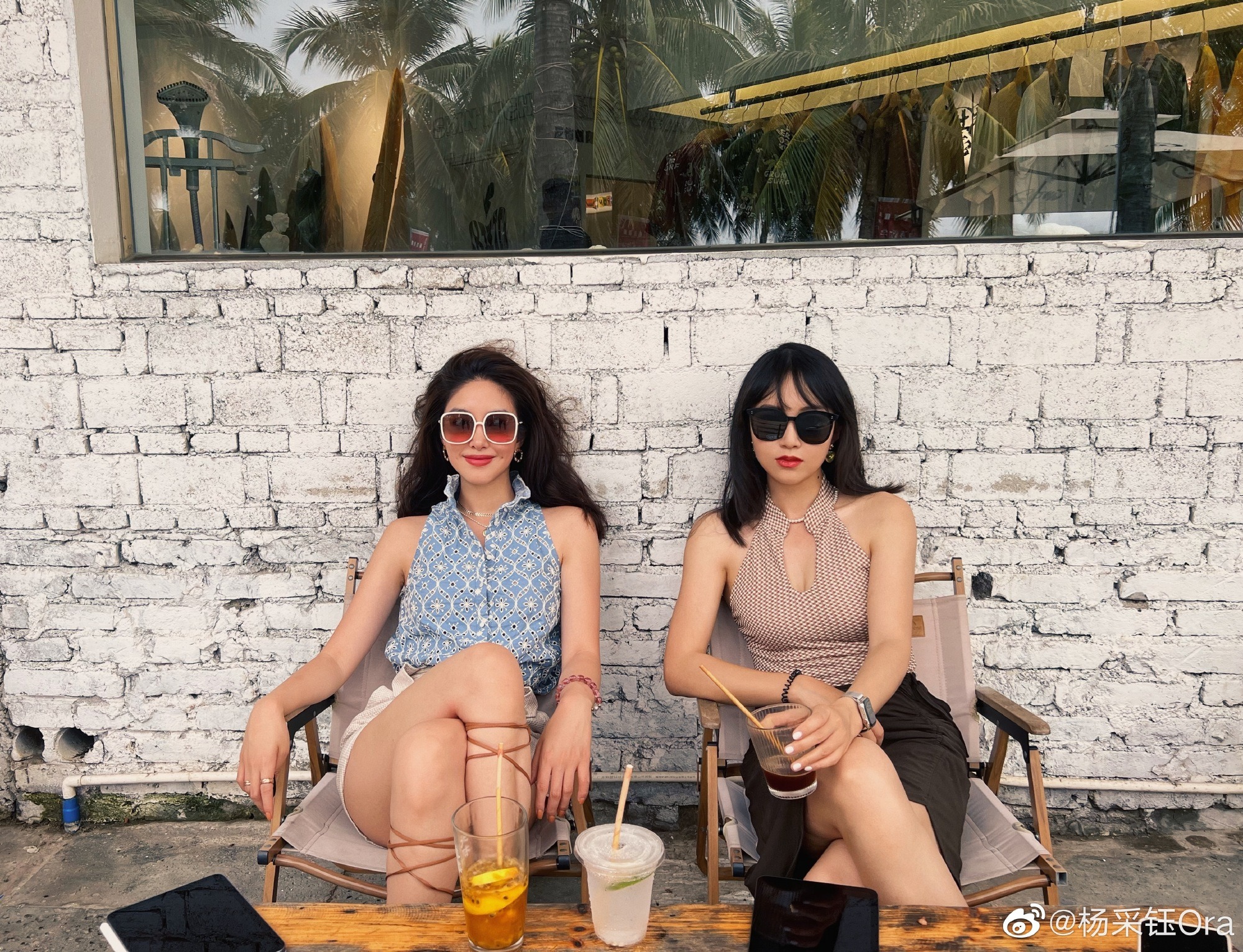 杨采钰海边度假好悠然 一袭吊带裙有氛围感  第3张
