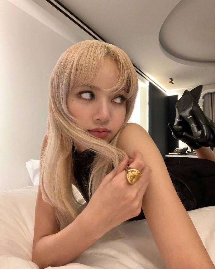 Lisa更新性感美照 金发碧眼大长腿身材惹火  第3张