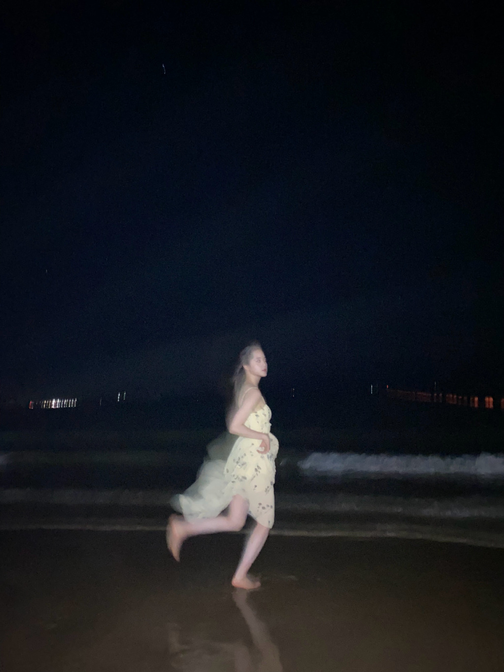 欧阳娜娜穿吊带裙海边拍照 明眸皓齿笑容甜  第2张