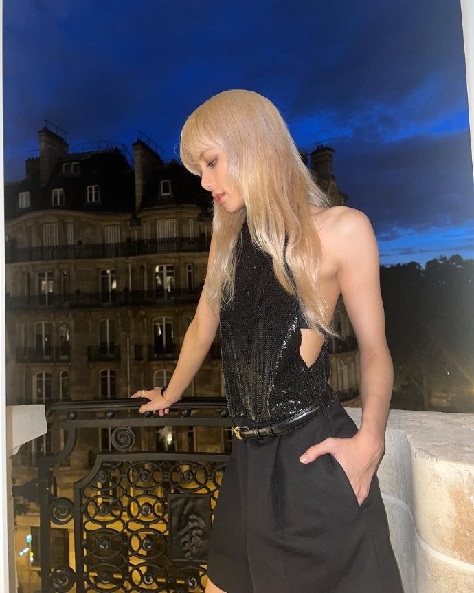 Lisa更新性感美照 金发碧眼大长腿身材惹火  第7张