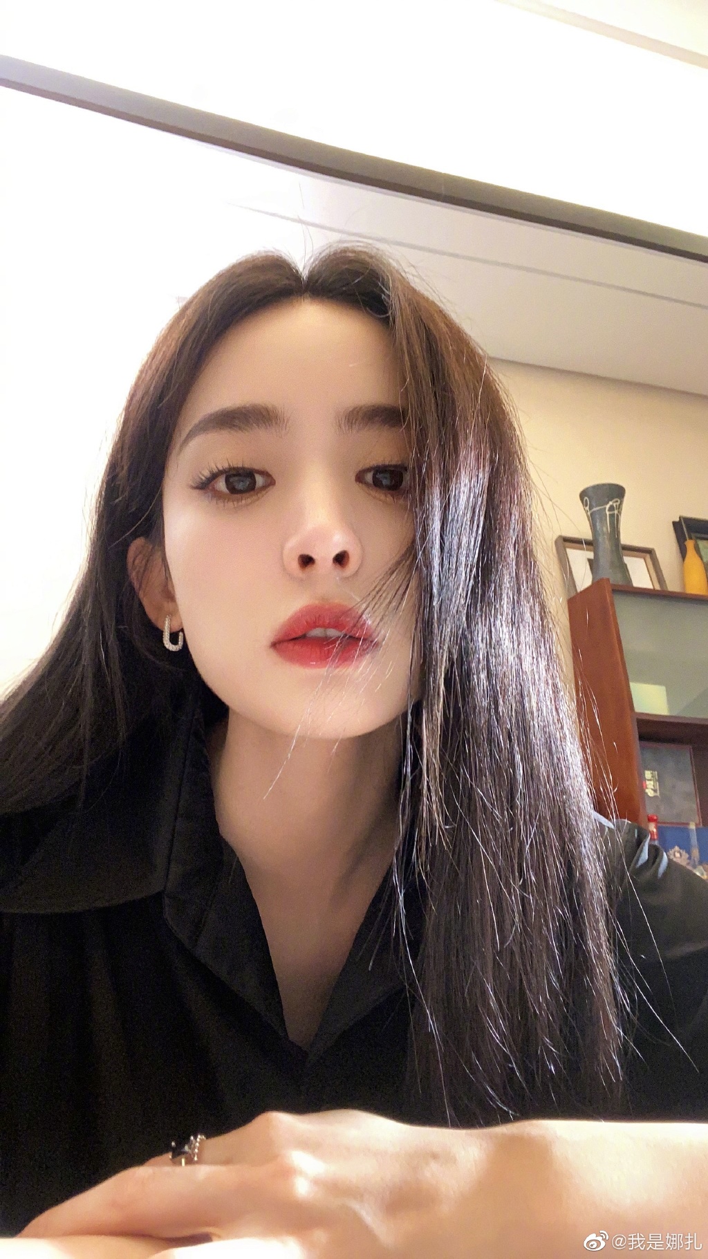 娜扎晒近期自拍 无惧镜头怼脸五官精致  第3张