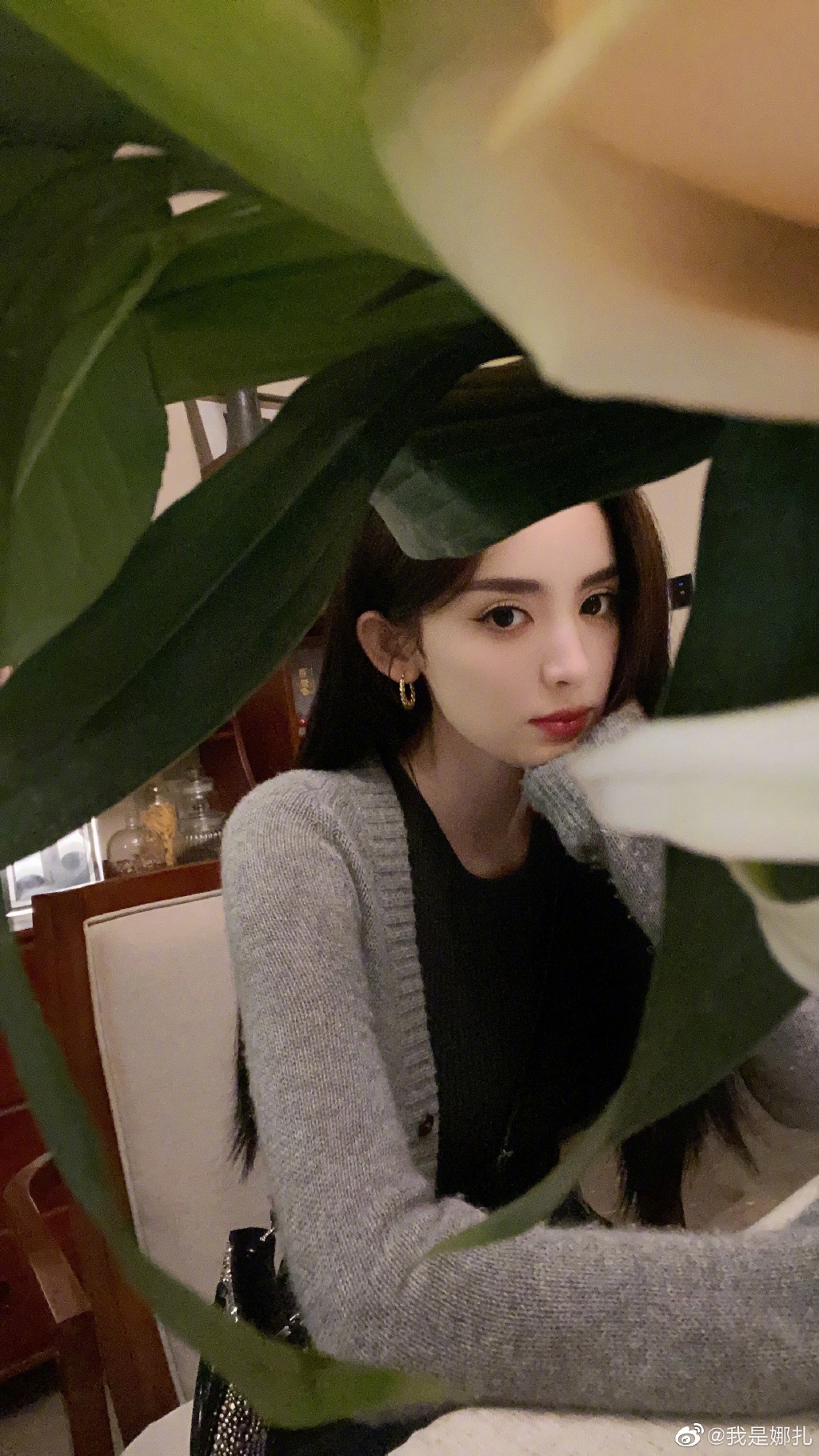 娜扎晒近期自拍 无惧镜头怼脸五官精致  第4张