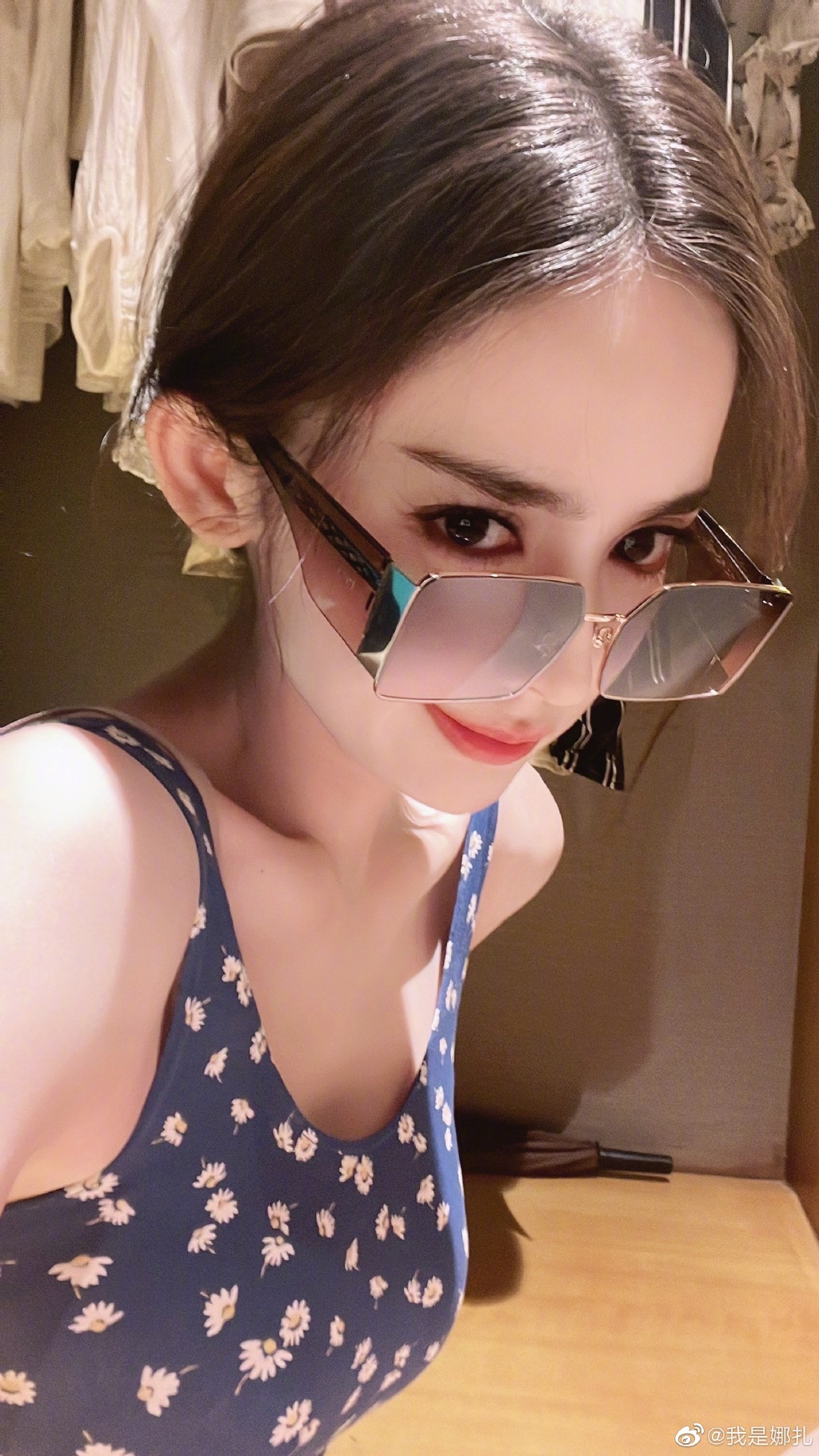 娜扎晒近期自拍 无惧镜头怼脸五官精致  第2张