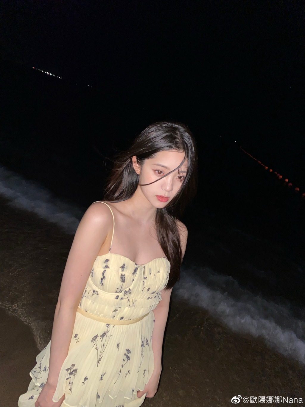 欧阳娜娜穿吊带裙海边拍照 明眸皓齿笑容甜  第3张