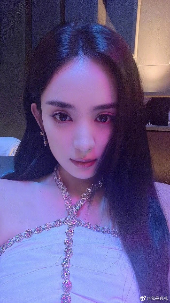 娜扎晒近期自拍 无惧镜头怼脸五官精致  第2张