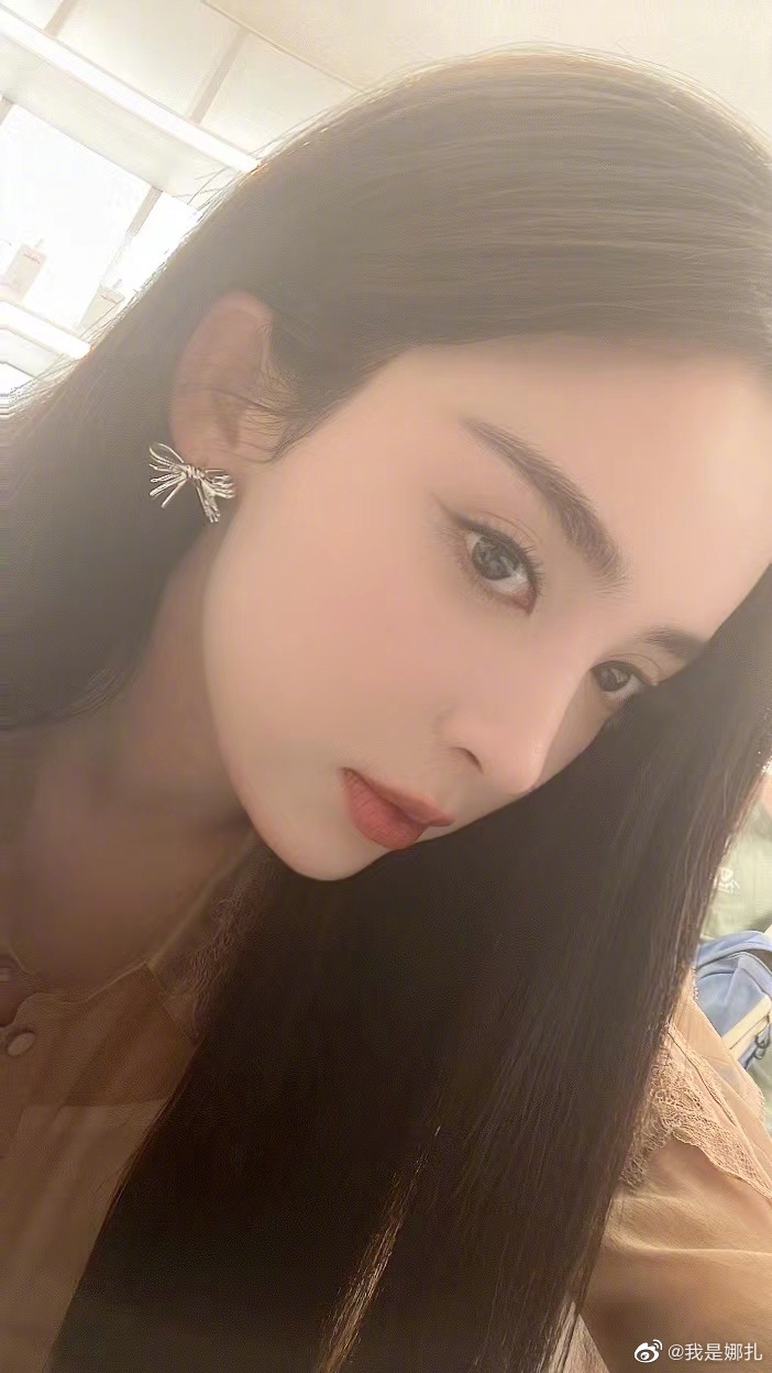 娜扎晒近期自拍 无惧镜头怼脸五官精致  第2张