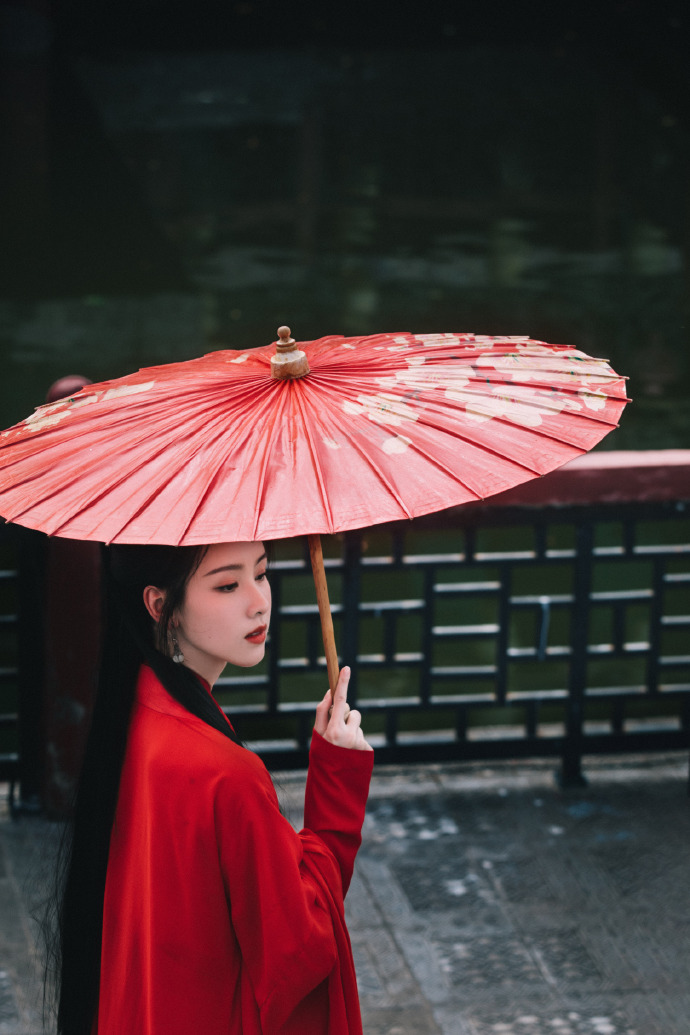 陈都灵红衣古装写真释出 撑红伞漫步美如画  第2张