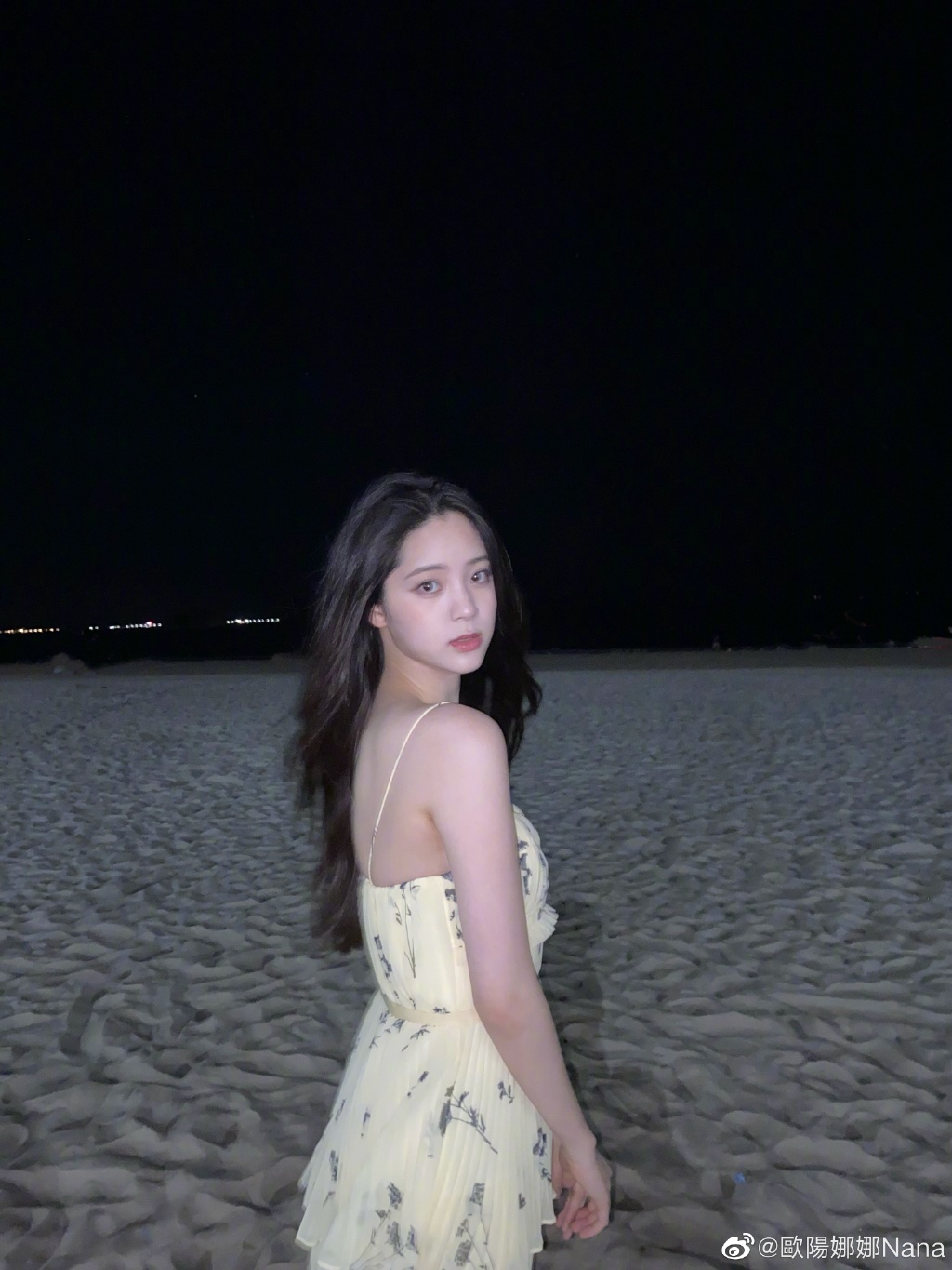欧阳娜娜穿吊带裙海边拍照 明眸皓齿笑容甜  第4张