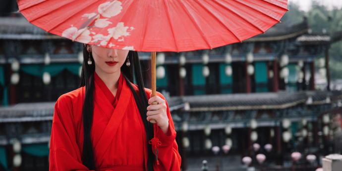 陈都灵红衣古装写真释出 撑红伞漫步美如画  第3张