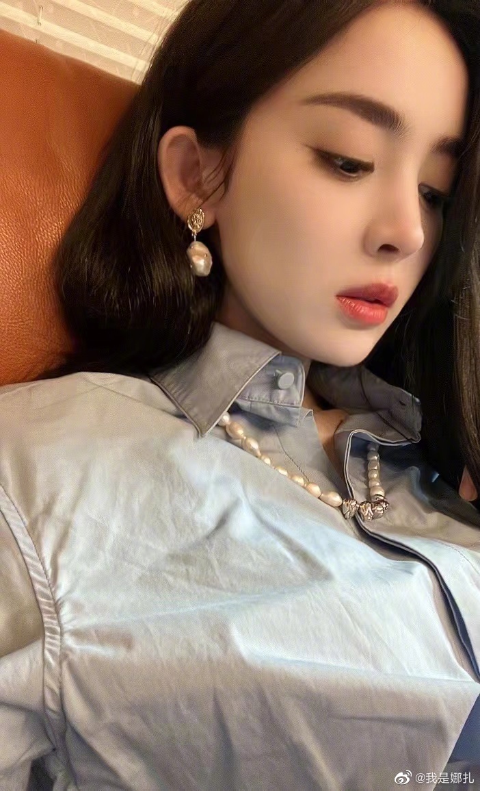 娜扎晒近期自拍 无惧镜头怼脸五官精致  第2张