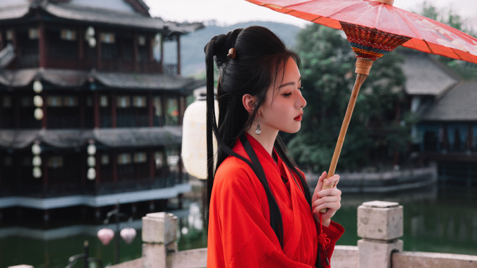 陈都灵红衣古装写真释出 撑红伞漫步美如画  第4张