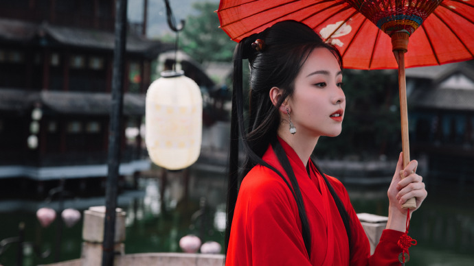 陈都灵红衣古装写真释出 撑红伞漫步美如画  第5张