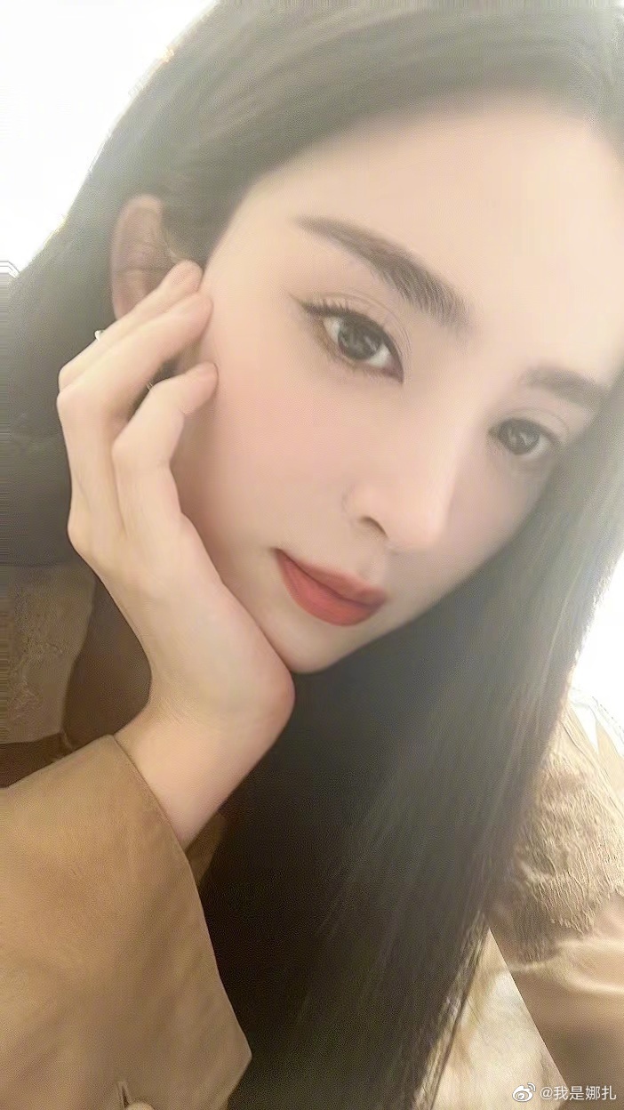 娜扎晒近期自拍 无惧镜头怼脸五官精致  第9张