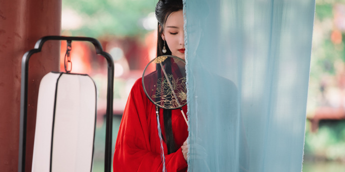 陈都灵红衣古装写真释出 撑红伞漫步美如画  第6张
