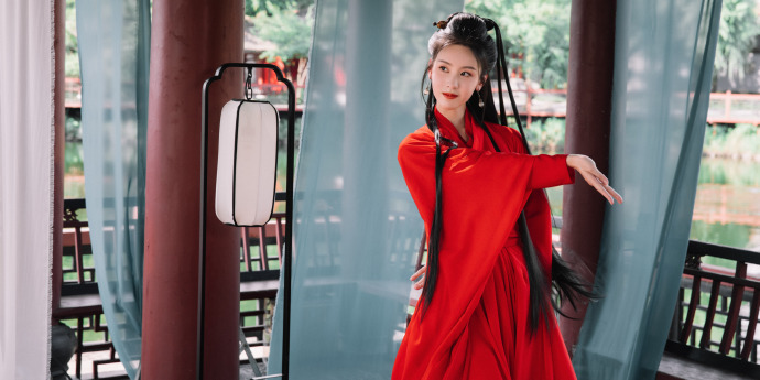 陈都灵红衣古装写真释出 撑红伞漫步美如画  第7张