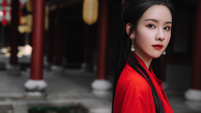 陈都灵红衣古装写真释出 撑红伞漫步美如画  第8张
