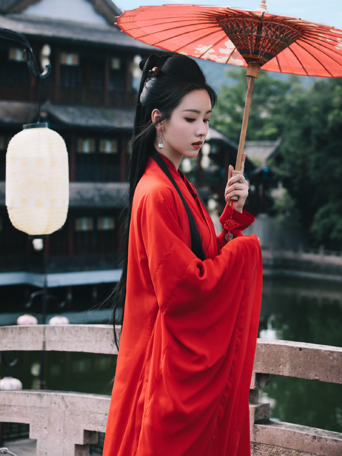 陈都灵红衣古装写真释出 撑红伞漫步美如画  第9张