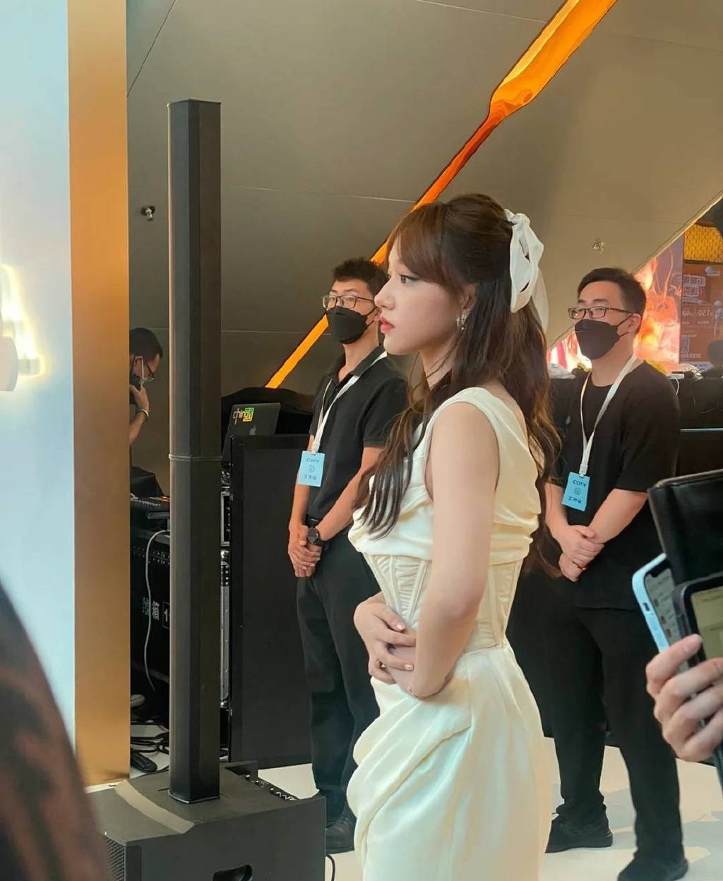 程潇写真似芭比娃娃 穿开叉裙秀美腿笑容甜  第4张