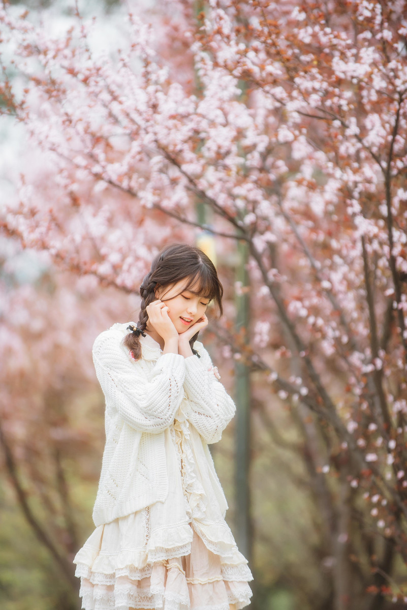 樱树花下女  第2张