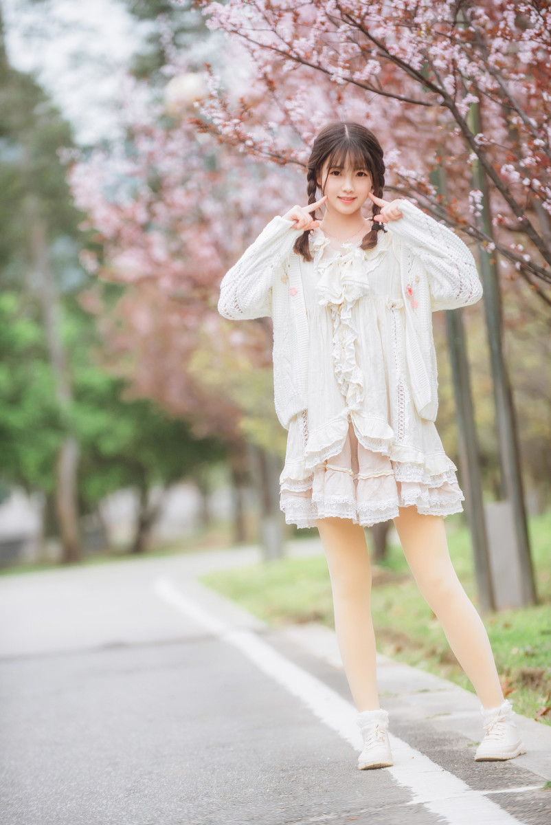 樱树花下女  第3张