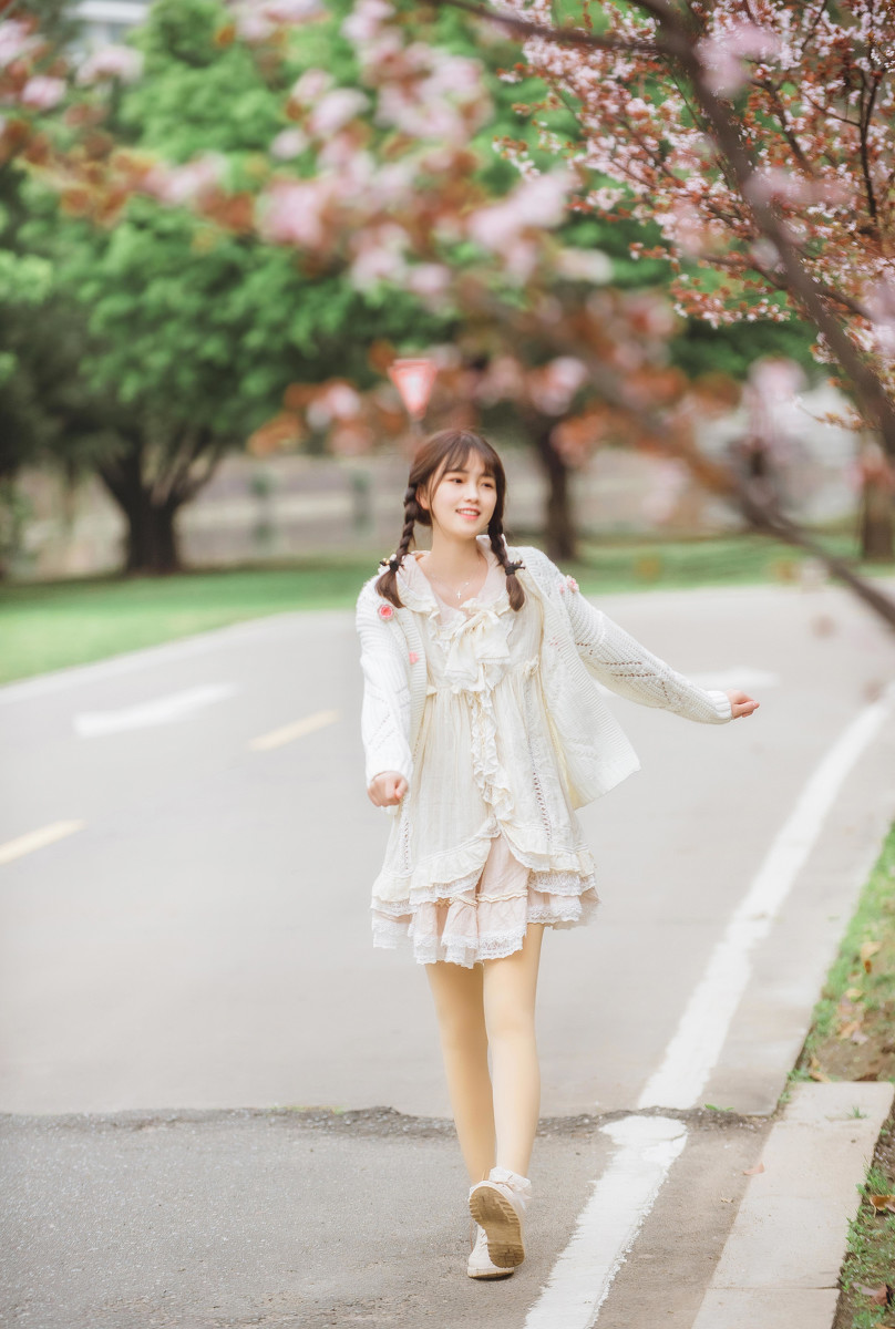 樱树花下女  第4张