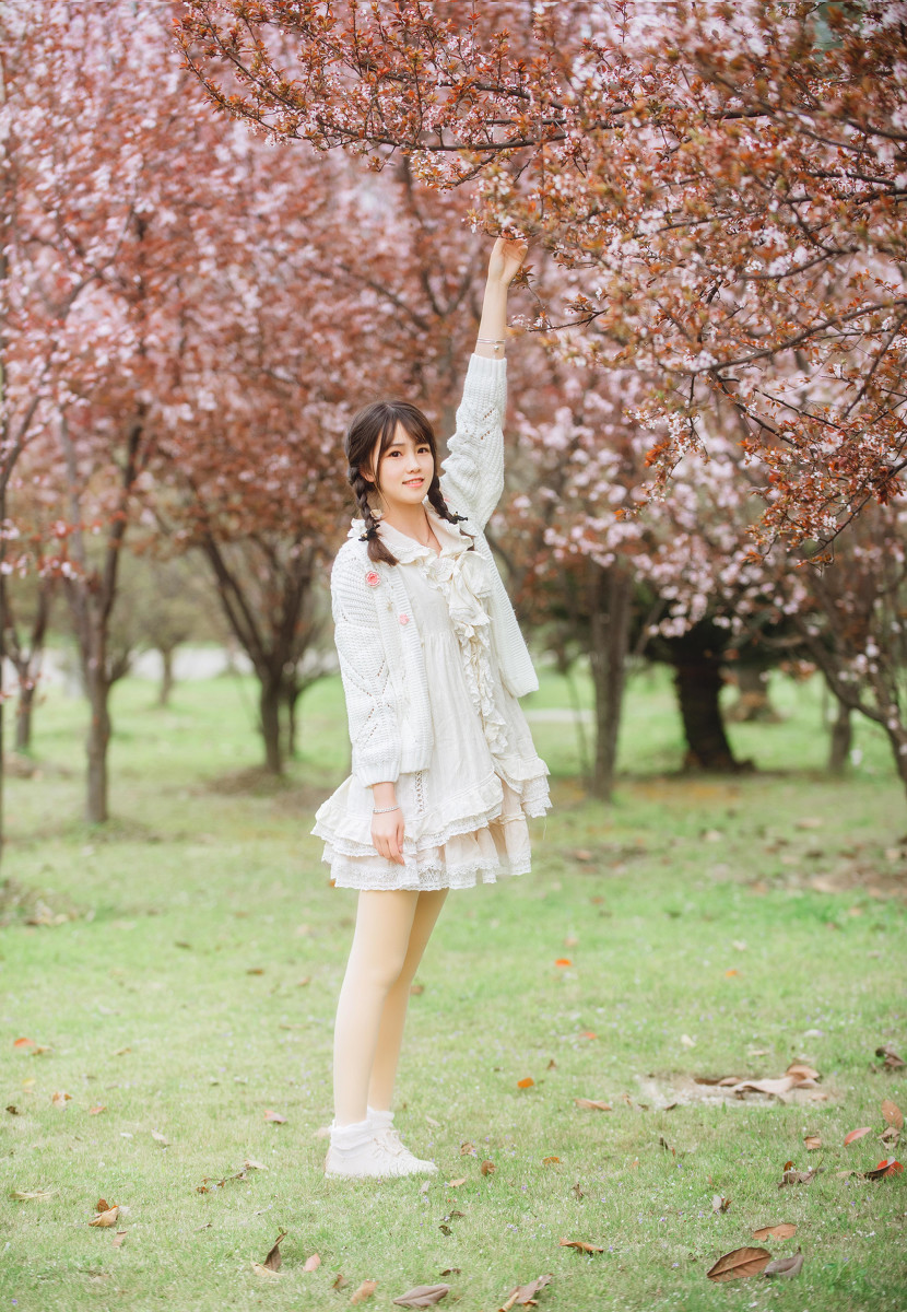 樱树花下女  第6张