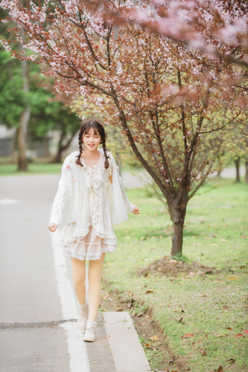 樱树花下女  第7张