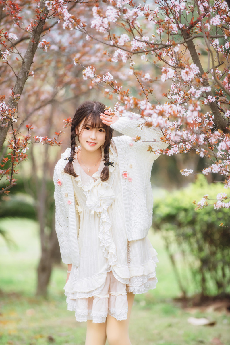 樱树花下女  第8张