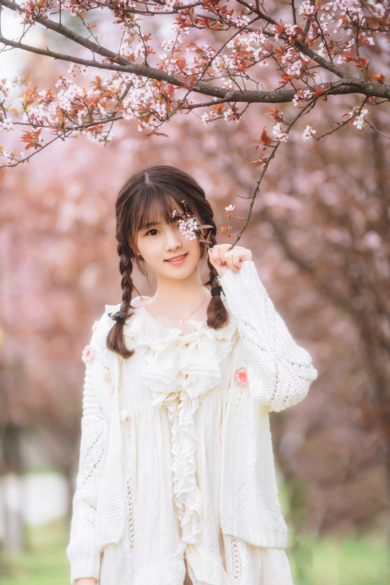 樱树花下女  第10张