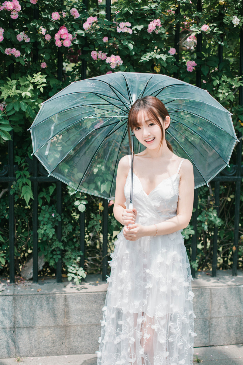 她走在美的光彩中